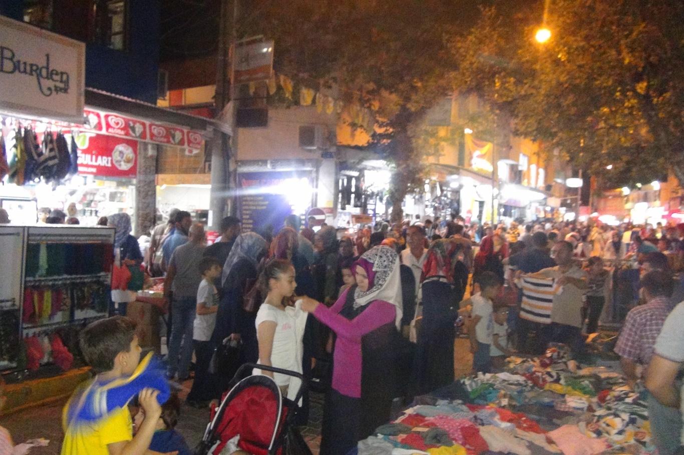 Ramazan ayının son günlerinde çarşı merkeze kurulan pazarlarda alış veriş yapan vatandaşlar “Ramazandan gereği istifade edemedik” dediler.

